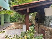 Casa térrea com churrasqueira a metros da praia