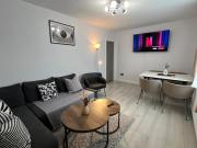 The Place with king beds, Ensuite Bathrooms, Close to Airport and Free Parking