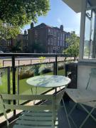 Spacious 1 bed flat close to central London