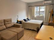 Studio reformado no centro com garagem, à 2min praia