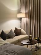 استوديو بتصميم رائع بجلسة خارجية - قفل ذكي