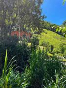 Casa com rio privado passando na frente e cercada por belas montanhas e piscina natural Estrada pavimentada até o estacionamento