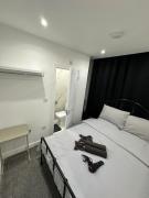 City of London Room w bathroom