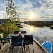Elegantes Chalet am Wasser mit Steg Klimaanlage Ferienhaus am See Niederlande