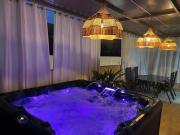 Jacuzzi Charming Luxury XL Apartment-Avenue M6