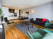 Free Parking Spacious 3 Bedroom Apartment