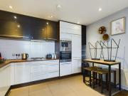 Free Parking Spacious 3 Bedroom Apartment