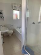 Shore Cottage- over the road to the waters edge!