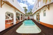 Villa Galanga - Brand New Ethnic Hacienda Villa Next to Canggu with Private Pool and Parking