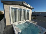 The Retreat 6 - Hot tub Mini Lodge, WiFi, pet friendly, bed linen - Golden Palm Resort - Meadow Lakes Caravan & Lodge Hire