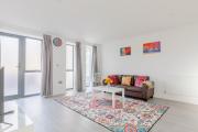 Spacious 3BD Flat Near London City Airport