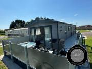 The Retreat 39 - Hot tub Mini Lodge - Golden Palm - pet friendly, WiFi, central heating, bed linen - Meadow Lakes Caravan & Lodge Hire