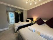 Badgers House - 6 Bedrooms, Sleeps 14, Parking, Wifi