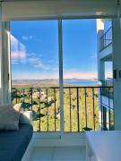 Apartamento con piscina y vistas al mar