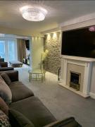 7 bed 3 bath M25 Long term Parking