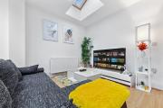 Serene 2-Bed London Escape with Garden & Parking- Central Vibes, Suburban calm-Book Instantly & Save on Long Stays! Serene 2-Bed London Escape with Garden & Parking- Central Vibes, Suburban calm-Book Instantly & Save on Long Stays!