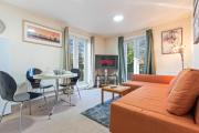 Balmoral Court -Sleeps 6 - Free Parking with Workspace - Balcony & High-Speed WiFi Balmoral Court -Sleeps 6 - Free Parking with Workspace - Balcony & High-Speed WiFi