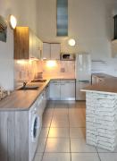 Maison charmante à Agde avec jardin et aire de jeux.