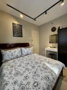 HelloQC Cubao - Cosy Home w Pool Access nr Train & Bus Stns for 4pax