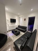 Large 6 Bed 6 Bathroom House - Ideal For Families, Large Groups, Contractors & Business Travellers