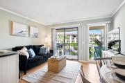 5 Min walk to the beach 1st floor condo Sleeps 4