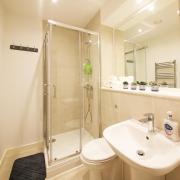 Cozy 1-Bed Escape Close to Arndale, Spinningfields, Old Trafford, Etihad & MediaCityUK, Sleeps 4, Netflix, Gym, Nespresso, Balcony, Perfect for Work, Leisure Long & Short Stays!