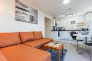 Balmoral Court -Sleeps 6 - Free Parking with Workspace - Balcony & High-Speed WiFi