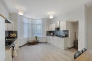 Spacious 5-Bed Flat in Stockton, Sleeps 9