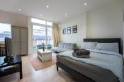 Modern Studio Flat with Balcony in Heart of London