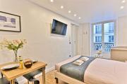 Pleasant Apartment Close to Galerie Lafayette - II