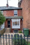 4 Bedroom Winchester Town House, central, parking