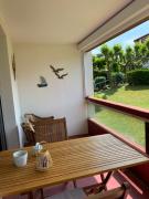 Nid de verdure proche océan