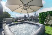 Luxury Penthouse with Private Hot Tub Overlooking Leeds City Centre