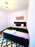 Business Friendly 2BR House Sleeps 5, Wi-Fi, Workspace & Free Parking