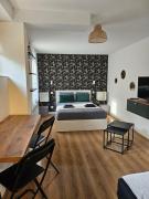 Superbe studio avec cour et parking gratuit à 5 min du château