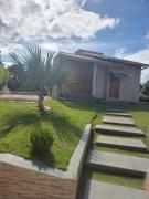 Casa com piscina vista para lago, 03 quartos confortáveis