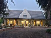 Le Chateau Guest House and Conference Centre