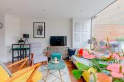 Period-Chic 2BD Flat with Private Patio Period-Chic 2BD Flat with Private Patio