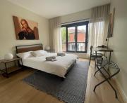 Spacious and bright 2BDR next to QVM in CBD, parking