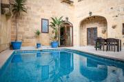 4 Bedroom Holiday Home with Private Pool