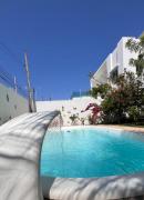 Casa na praia com jardim e piscina