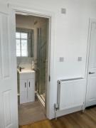 Ensuite double room 2 min walk to station 12 mins to Zone 1