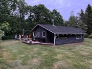 Fredfyldt Hjem Omgivet Af Marker Og Skov