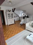 Exklusives 2 Zimmer Dachstudio mit Kamin Perfekte Lage für Phantasialand und Köln Messe inkl Parkplatz und Vollausstattung