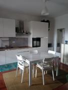 Casa di Zoe apartment - Punto di sosta x bikes auto e moto a 20 minuti dallautostrada - parcheggio privato - giardino con barbecue -