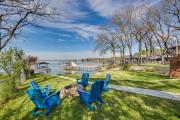 Dock and Fire Pit Lakefront Gun Barrel City Getaway