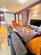 12 Homely & Charming 2 Bed Sleeps 6 balcony