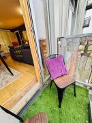 12 Homely & Charming 2 Bed Sleeps 6 balcony