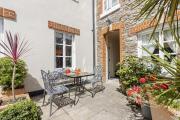 Old Mill Court, Charming Mews House with Parking Old Mill Court, Charming Mews House with Parking
