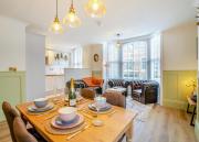 Bettys Townhouse- Luxury 2 bed appt with parking